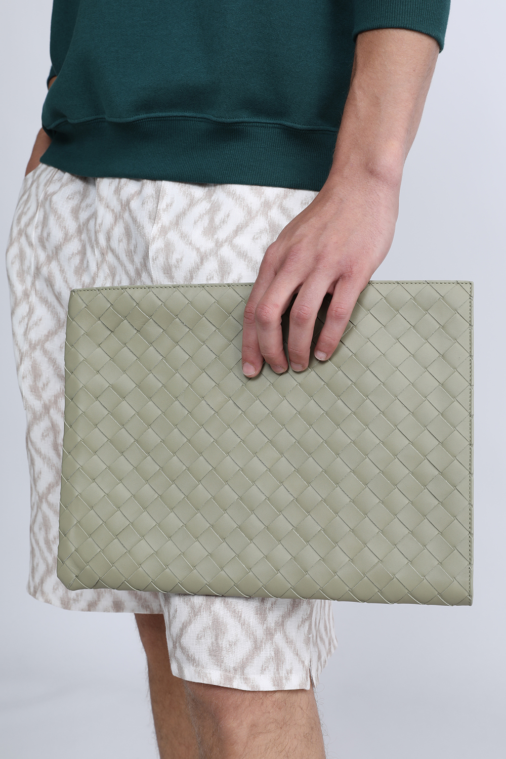 תמונת כל הלוק של תיק פאוץ' שתי וערב